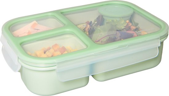 Groene, lekvrije lunchtrommel met 3 vakjes, gevuld met gesneden vlees, croutons en salade.
