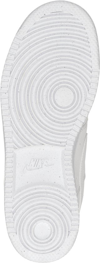 Onderkant van een witte Nike Court Vision sneaker met cirkelvormig profiel en Nike logo.