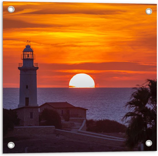 Tuinposter – Vuurtoren aan het Water bij Felle Zonsondergang - 50x50 cm Foto op Tuinposter (wanddecoratie voor buiten en binnen)