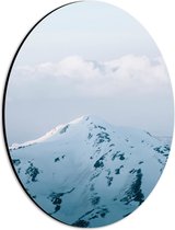 WallClassics - Dibond Ovaal - Sneeuw op Bergtop met Wolken - 21x28 cm Foto op Ovaal (Met Ophangsysteem)