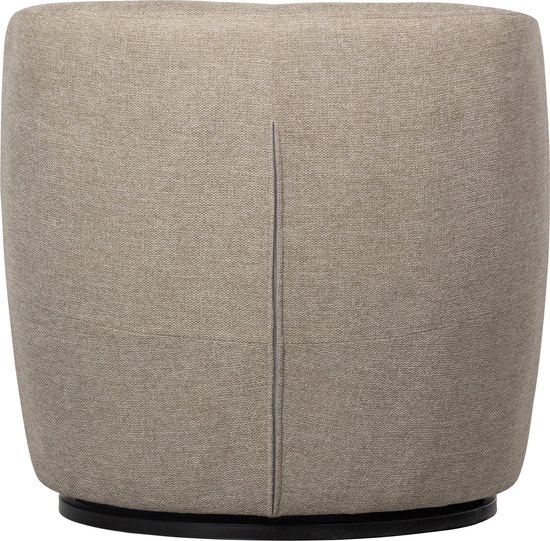 De achterkant van een ronde, zandkleurige draaifauteuil, gestoffeerd in een geweven stof.