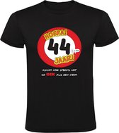 Hoera 44 jaar! Maar nog steeds zo gek als een deur! Heren T-shirt - verjaardag - jarig - feest - 44e verjaardag - verjaardagsshirt - grappig