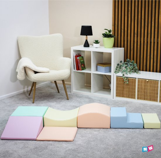 Blocs de jeu souples aux couleurs pastel, y compris une rampe, un arc, un demi-cercle et des marches.