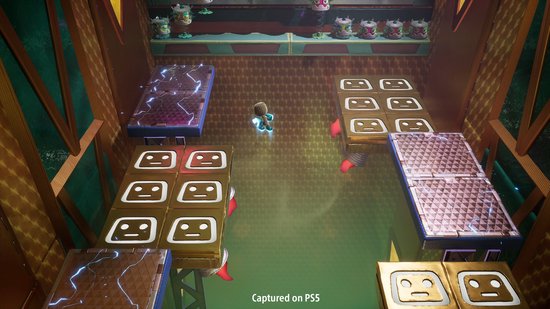Sackboy loopt in een kamer met gouden vierkanten met gezichtssymbolen, en platforms met bliksem.
