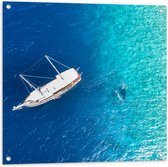 Tuinposter – Bovenaanzicht van Toeristen bij Grote Boot op Open Zee - 80x80 cm Foto op Tuinposter (wanddecoratie voor buiten en binnen)