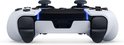Achterkant van de witte en zwarte DualSense Edge controller met blauwe accentverlichting.