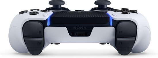 Achterkant van de witte en zwarte DualSense Edge controller met blauwe accentverlichting.