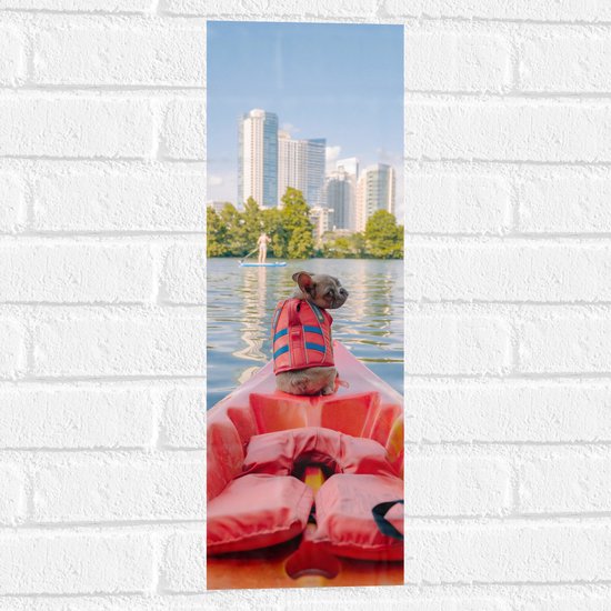 WallClassics - Muursticker - Hondje met Zwemvest op een Boot - 20x60 cm Foto op Muursticker