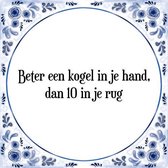 Tegeltje met Spreuk (Tegeltjeswijsheid): Beter een kogel in je hand, dan 10 in je rug + Kado verpakking & Plakhanger