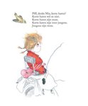 Meisje met warrig blond haar en rode jas zit op een stoel, kijkt omhoog naar een vogel.