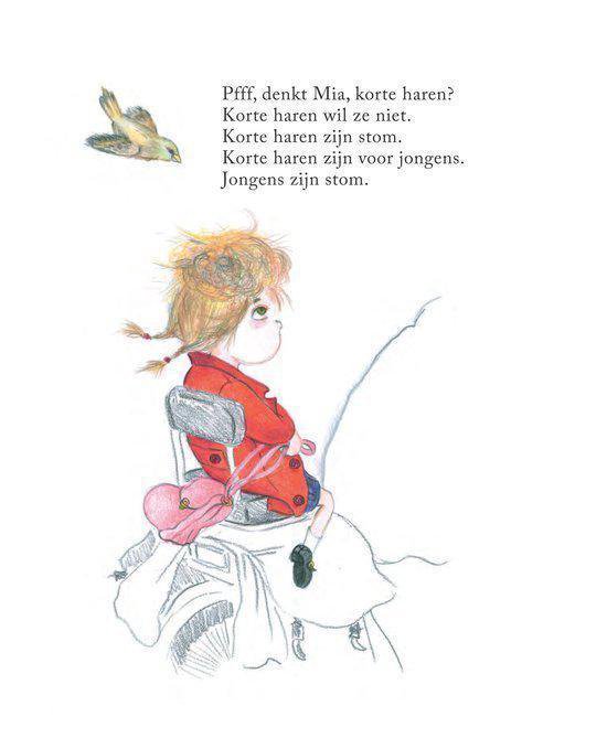 Meisje met warrig blond haar en rode jas zit op een stoel, kijkt omhoog naar een vogel.