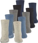 Tien paar kindersokken in beige, lichtblauw, grijs, zwart en donkerblauw, gerangschikt in een trapvorm.