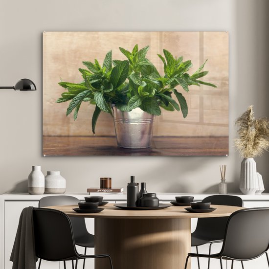 Un vase en métal rempli à ras bord de feuilles de menthe Plexiglas 120x80 cm - Tirage photo sur Glas (décoration murale en plexiglas)