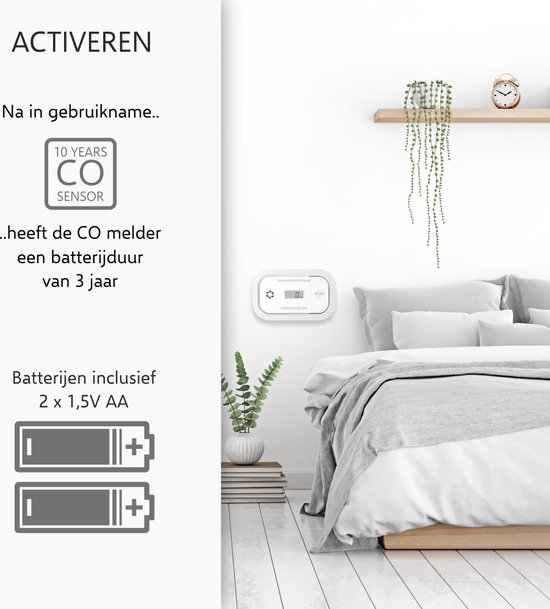 Witte koolmonoxidemelder opgehangen in een slaapkamer, naast informatie over de 10-jarige CO-sensor en 3-jarige batterijduur.