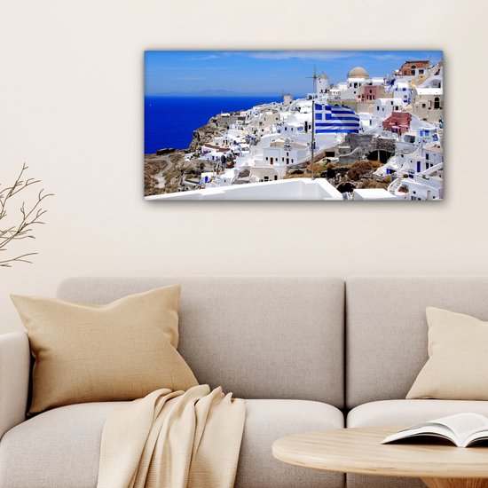 Canvas schilderij 80x40 cm - Wanddecoratie Vlag van Griekenland tussen de witte huisjes - Muurdecoratie woonkamer - Slaapkamer decoratie - Kamer accessoires - Schilderijen op canvas