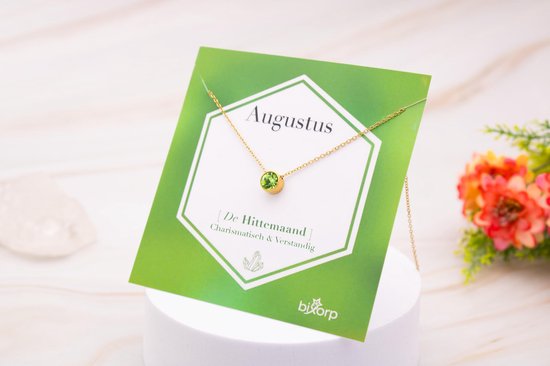 Gouden ketting met een groene zirkonia hanger, met 'Augustus' en 'De Hittemaand' op een groene kaart.