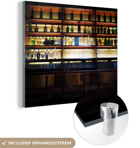 MuchoWow® Glasschilderij 90x90 cm - Schilderij acrylglas - Drank op planken achter bar - Foto op glas - Schilderijen