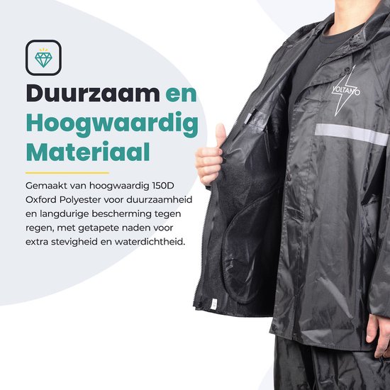 Een persoon in een zwart regenpak dat van de binnenkant getoond wordt. De tekst "Duurzaam en Hoogwaardig Materiaal" staat ernaast.