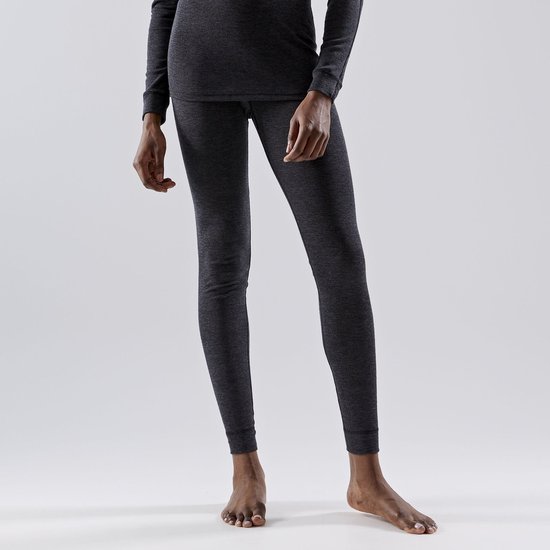 Donkergrijze thermobroek met gestructureerde stof. Gedragen door een vrouw.