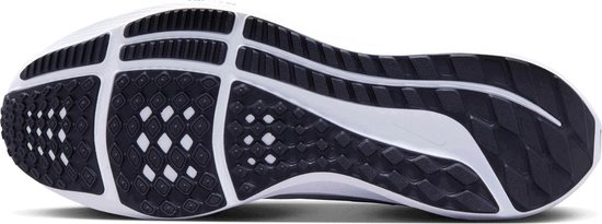 Zool van zwarte Nike hardloopschoen met wit detail en diamond profiel.
