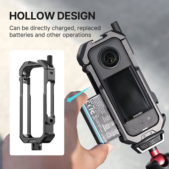 Een hand haalt een Insta360 X3 batterij uit de camera, die in een zwarte Ulanzi kooi zit. Een inset toont de lege kooi.
