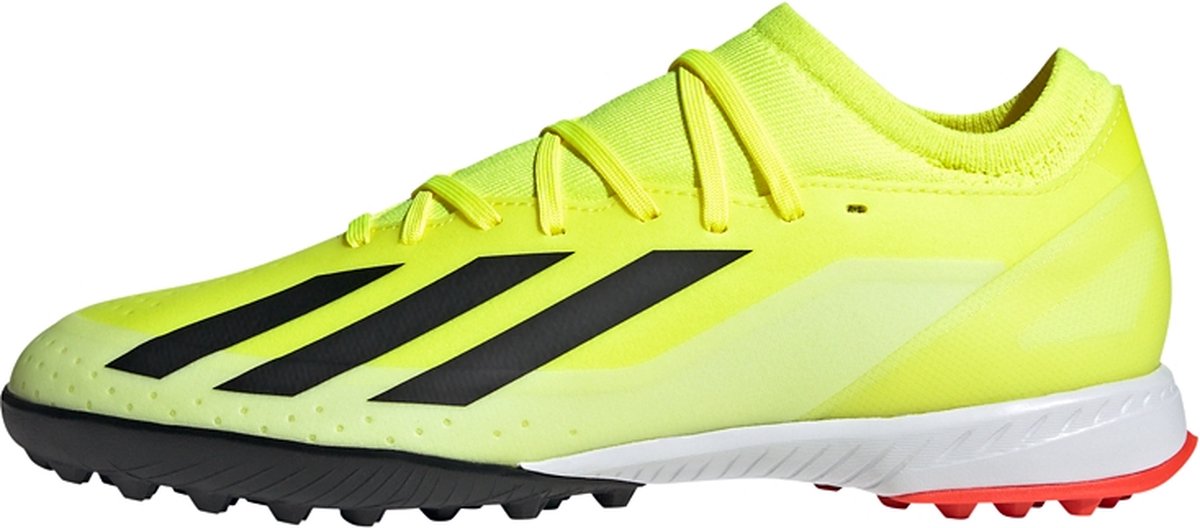 adidas X Crazyfast League turf voetbalschoenen voor heren in felgeel met zwarte strepen, maat 44 2/3. Lichtgewicht ontwerp.