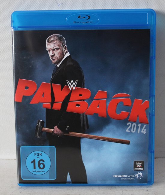 Blu-ray hoes van WWE Payback 2014 met worstelaar Triple H, hij draagt een zwart pak en een rood shirt en houdt een grote hamer vast. De tekst "PAYBACK 2014" staat centraal.