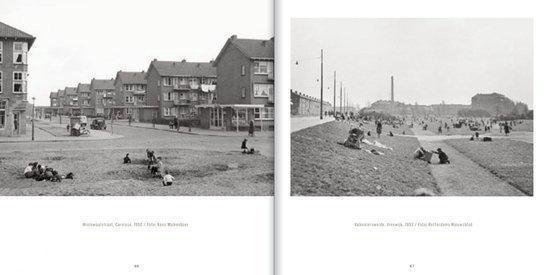 Straatbeeld met woningen en spelende kinderen in een buurt, circa 1935.