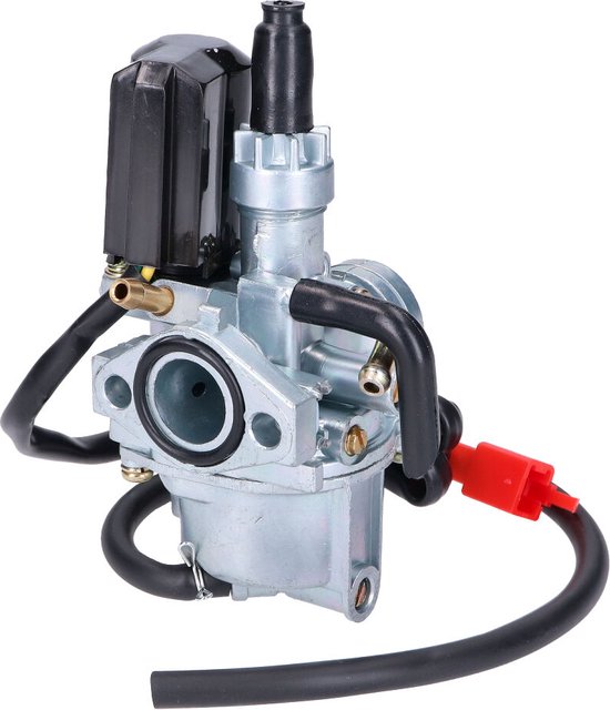 Zilverkleurige carburateur met zwarte bedrading, rode connector en een gebogen zwarte slang.