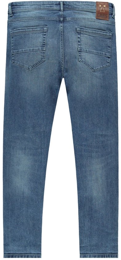 Achterkant van een blauwe denim jeans met lichte wassing en merklabel.