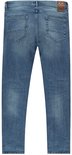 Achterkant van een blauwe denim jeans met lichte wassing en merklabel.