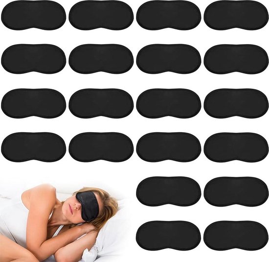 Une femme dormant avec un masque de sommeil noir au lit, entourée d'une disposition de 20 masques de sommeil noirs.
