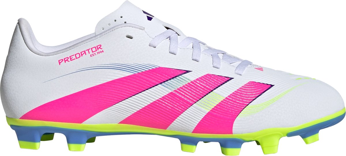 Witte adidas Predator Club voetbalschoenen met roze en blauwe details, ontworpen voor multi-ground gebruik.