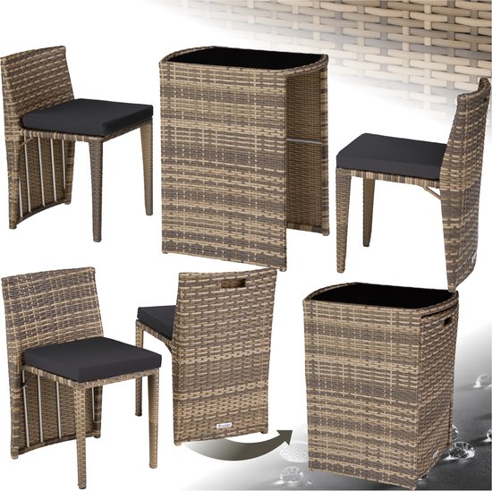 Différentes vues d'un ensemble de jardin en osier de couleur naturelle, y compris les chaises et la table, mettant l'accent sur le rangement et l'hydrofugation.