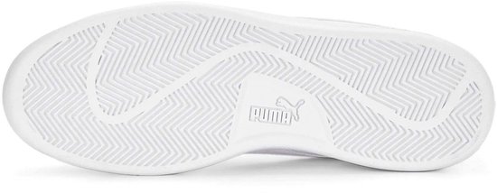 Onderkant van een witte Puma Smash 3.0 L sneaker met visgraatprofiel.
