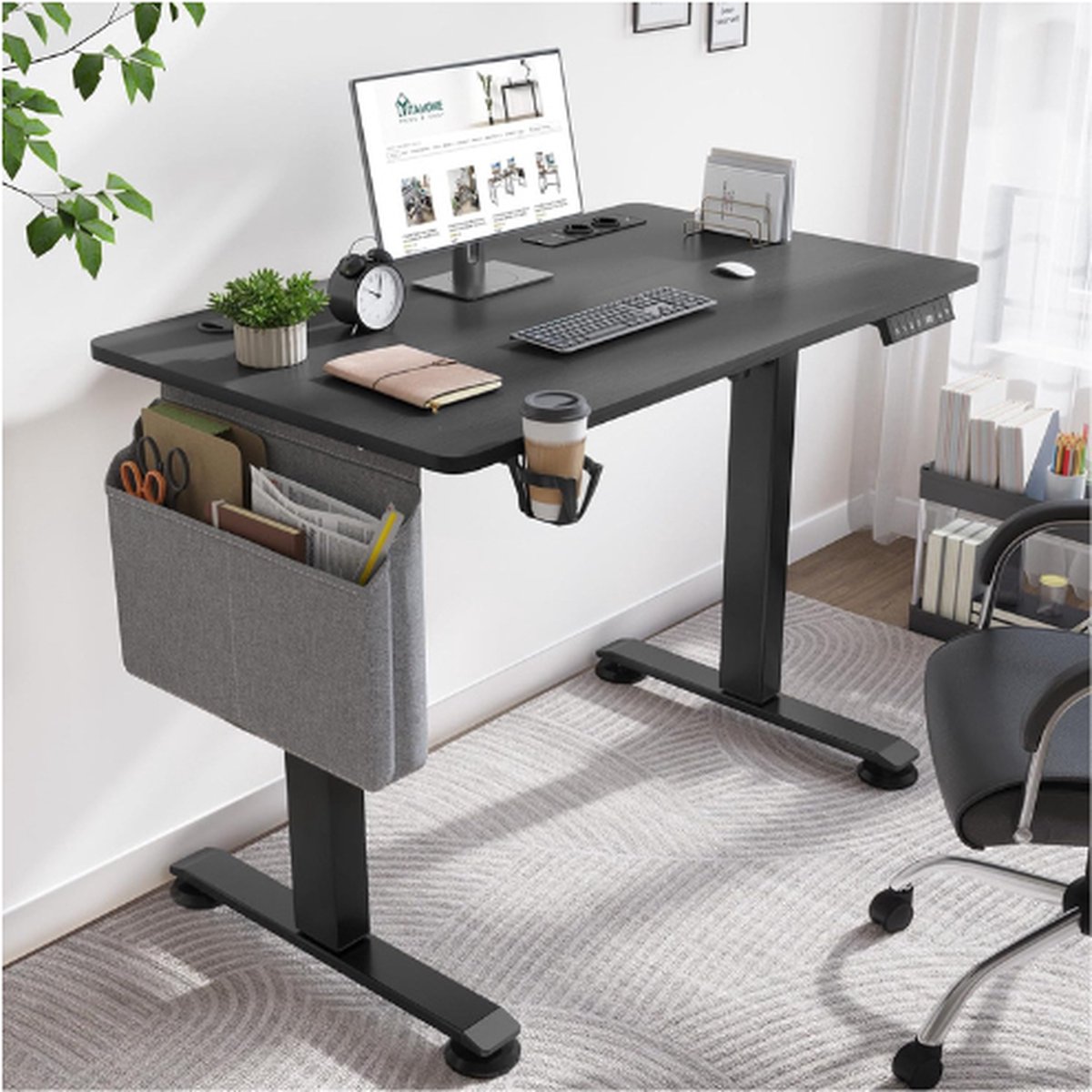 PEAM Elektrisch In Hoogte Verstelbaar Bureau - 100 x 60 x (72-120) cm - Met Splitplank - Geheugenhandbediening - 2 USB-poorten en Stopcontacten - Zit-Staand - 360 Graden Wielen - Bureau - Zwart