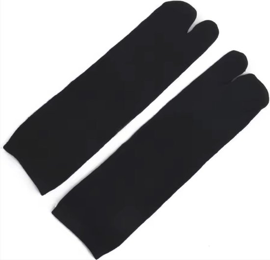 Zwarte tabi-sokken met split voor de grote teen. Hoge schacht.