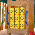 Houten speeltoestel met gele tic-tac-toe spel met blauwe handgrepen.