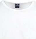 Close-up van de ronde hals van een wit T-shirt met een label met 'SUITABLE' en 'M'.