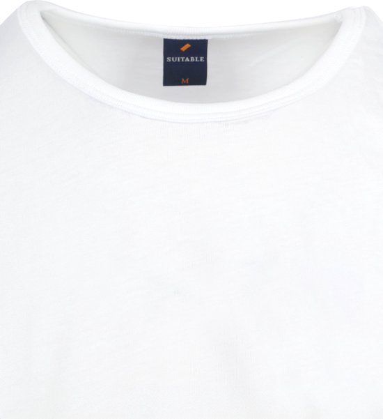 Close-up van de ronde hals van een wit T-shirt met een label met 'SUITABLE' en 'M'.