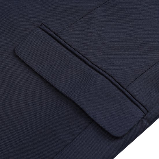 Donkerblauwe blazer met een nette paspelzak op de borst.
