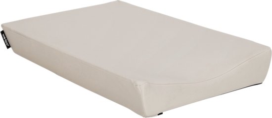 Beige aankleedkussen met een 'we-too' logo op een zwart label. Rechthoekig van vorm met een lichte welving.