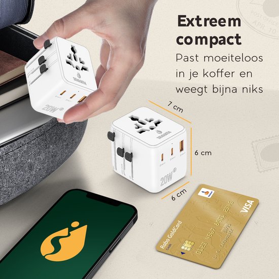 Een hand wordt getoond die een compacte Travara wereldstekker oppakt. De stekker is 6x6x7 cm groot en past in een koffer. Ook een Visa kaart en smartphone.