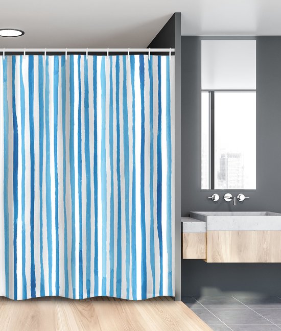 Rideau de douche à rayures verticales dans différentes nuances de bleu et blanc, effet aquarelle.