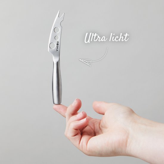 Een hand die een lichtgewicht kaasmessenset met perforaties vasthoudt.