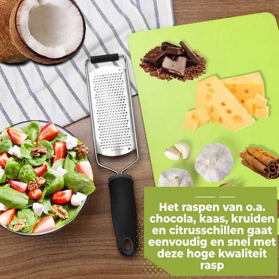 Râpe en acier inoxydable avec manche noir, râpant notamment du chocolat, du fromage, des herbes et des zestes d'agrumes.