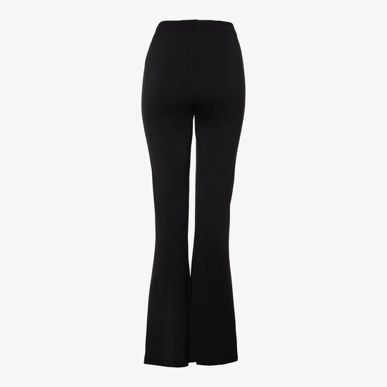 Zwarte flared broek, gezien vanaf de achterkant.
