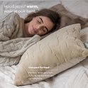 Vrouw met trui omarmt een Sandstone Beige Zenwave warmtekussen. Compact formaat, perfect voor thuis, kantoor of vakantie.