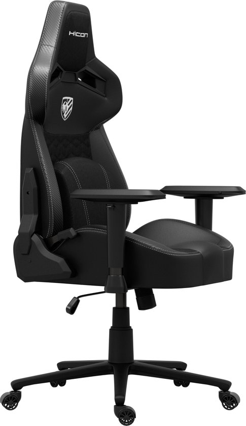 Zijaanzicht van de zwarte Hicon gamestoel met logo en witte stiksels, op zwarte achtergrond.