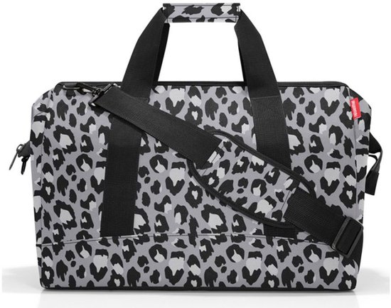Grijze weekendtas met zwart en witte luipaardprint, dubbele handgrepen en afneembare schouderband.